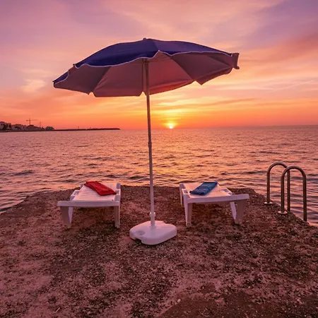 Pearl With Sea Access & Shared Pool *