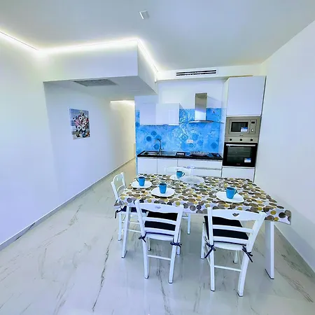Pearl With Sea Access & Shared Pool סנטה פלביה