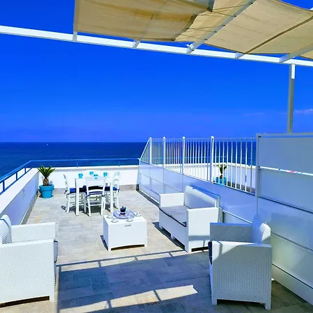 Pearl With Sea Access & Shared Pool