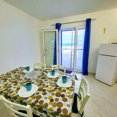 Pearl With Sea Access & Shared Pool דירה *