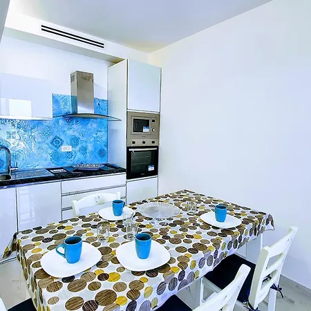 Pearl With Sea Access & Shared Pool דירה סנטה פלביה
